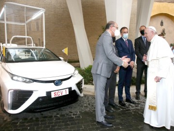 Papież Franciszek z wodorowym Papamobile